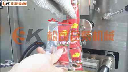 把袋子跟小型立式包装机成型器树立对比后，袋子左边比右边少